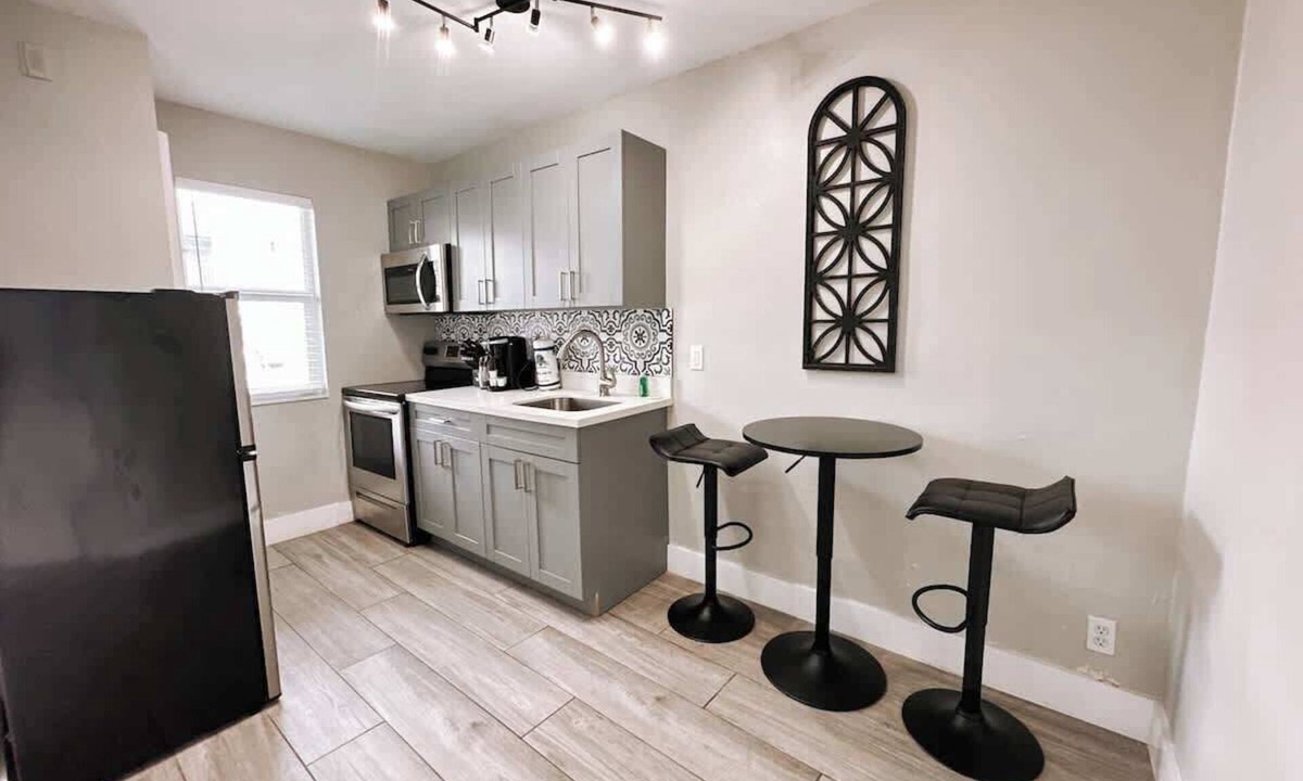 Poinciana Park Apartment | Rustic Retreats 1BR Minutes From Las Olas