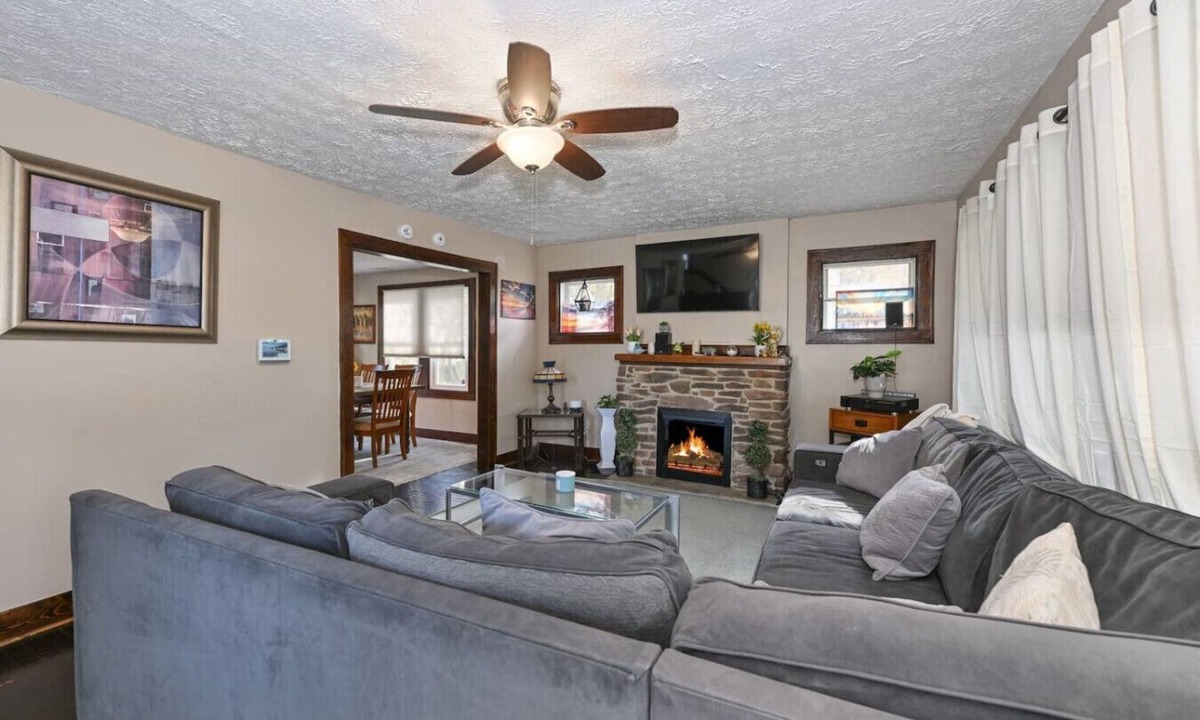 Akron House | Safe Cheerful & Cozy Akron 3 B 1.5 B ADT Security