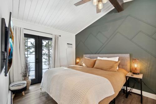 Allenspark House | Scenic Lodge Suite with Steam Shower & Hot Tub near Estes Park, Ferncliff Colorado