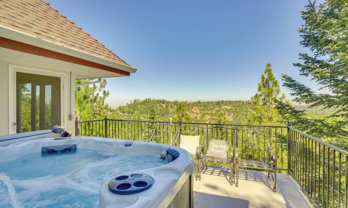 Twin Peaks House | Scenic & Luxe Retreat w/Hot Tub in Lake Arrowhead