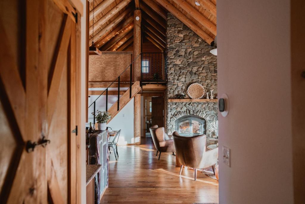 Mariposa Ski Chalet | Scenic View Timber Lodge HotTub by Casa Oso