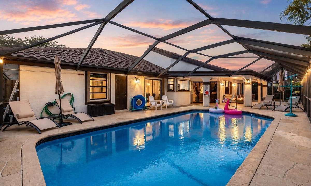 Greenview Shores House | Screened Pool + Firepit + Outdoor Lounge | Mins to WEF + Polo | Palm & Pool