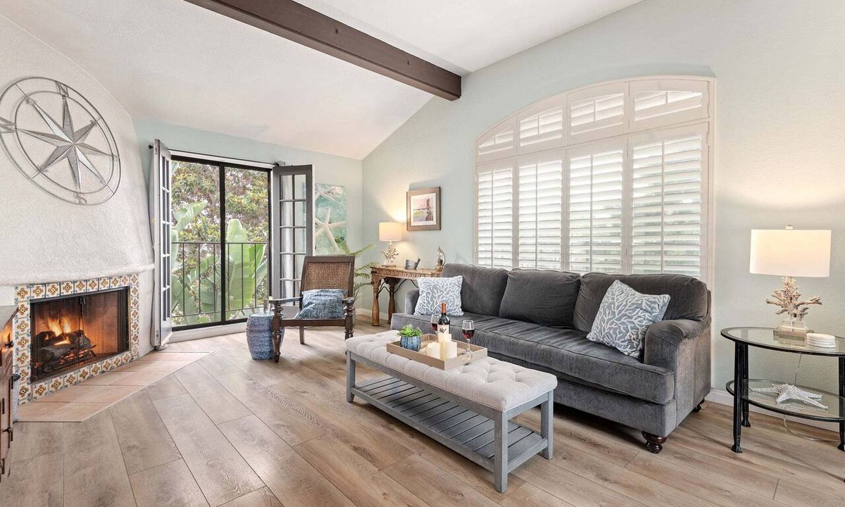 West Beach House | SEAbbatical by the Wharf, 2 BD, 2 BA Duplex, Walk to Beach