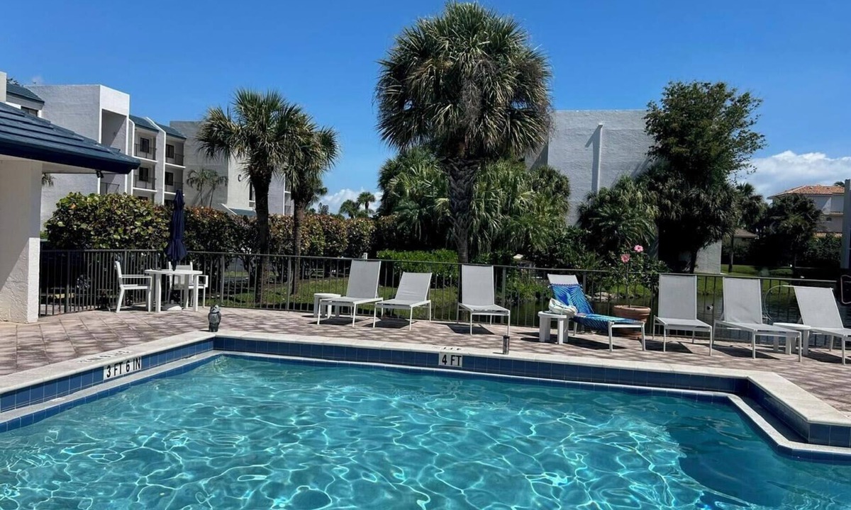 Jupiter Bay Condo | Seaside Modern Elegance and 3 minute Walk to the Beach