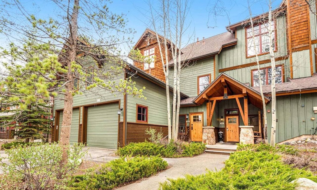 Lakeside Village House | Seasons 3BR TH next to Keystone Lake w/free shuttle to slopes and hot tub!