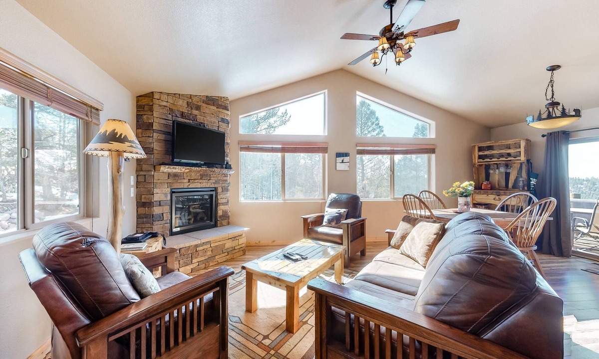 Rainbow Valley House | Secluded Dog-Friendly Home w/Free WiFi, Private Hot Tub, Washer/Dryer, Fireplace