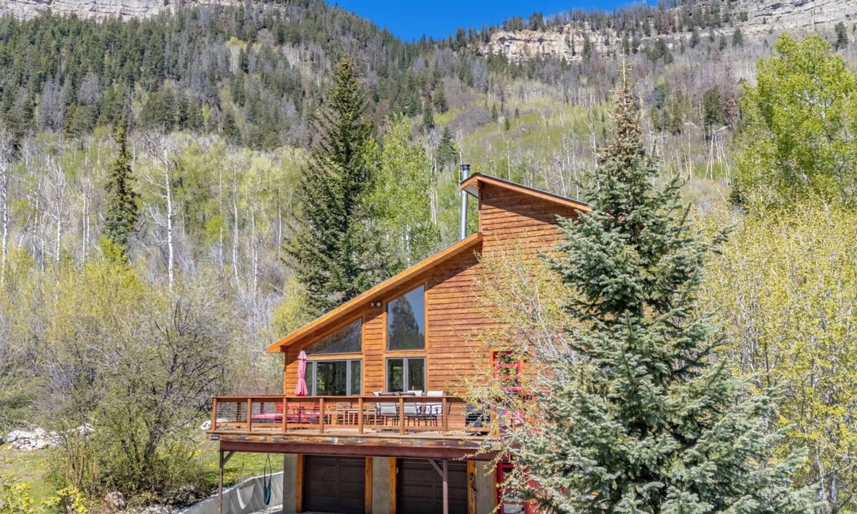 Purgatory House | Secluded Getaway Near Purgatory - Luxurious Hot Tub, Idylic 360° Views, Pets OK!