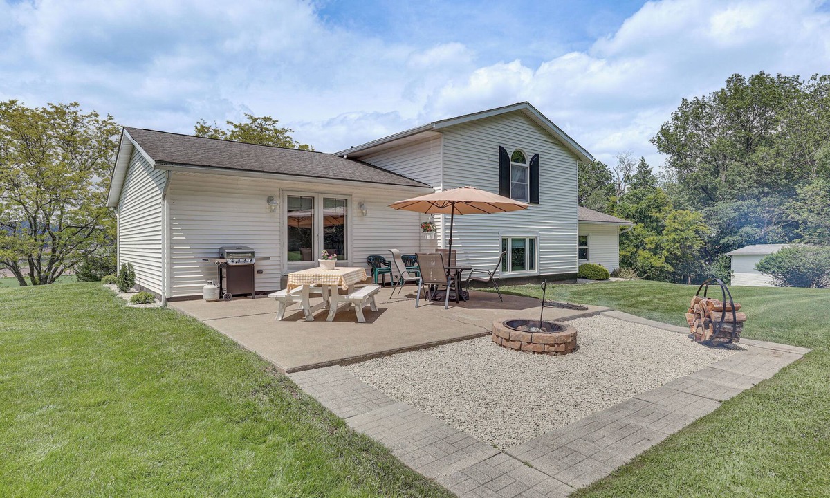 Sugarcreek Cottage | Secluded Ohio Amish Country Getaway w/Fire Pit