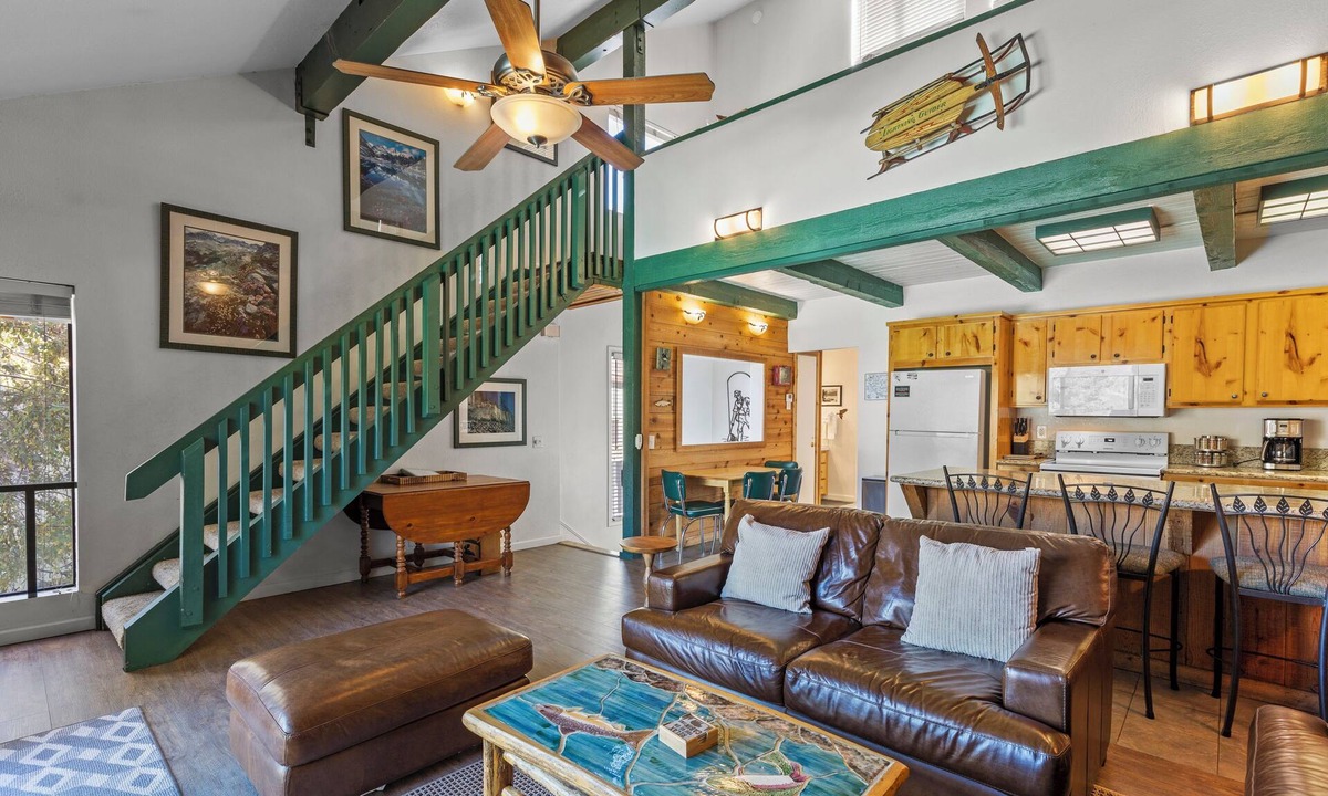 June Lake House | Sierra Suns 9, a townhome steps from the marina