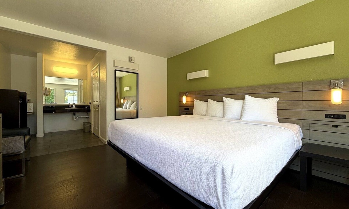 Munras Avenue Hotel | Signature King Room - Accessible (ADA) - Sleeps 2