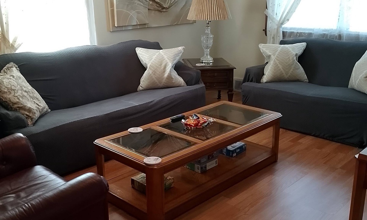 Youngstown House | Simple Stay for Family and Friends, 2-bedroom upstairs apartment in Boardman.