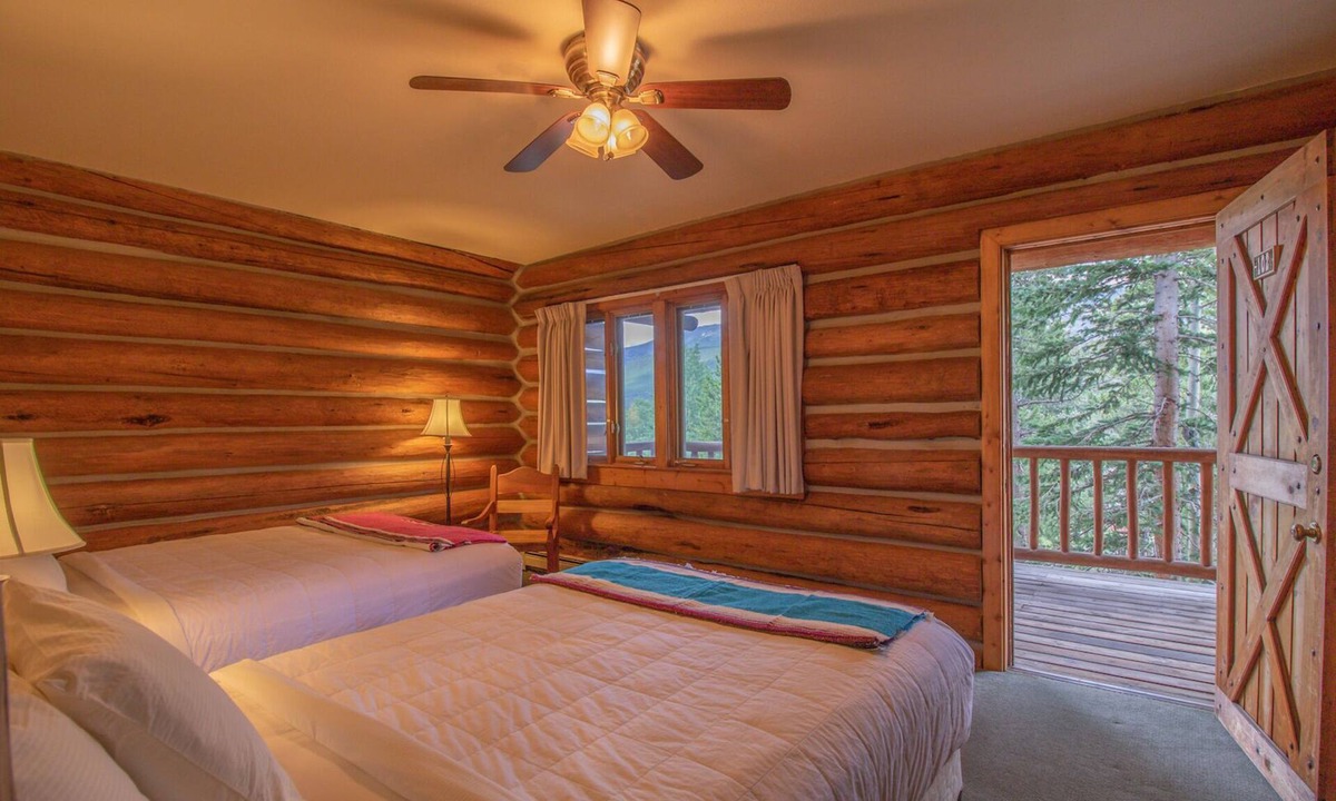 Estes Park Hotel | Single King Room - Twin Sisters View