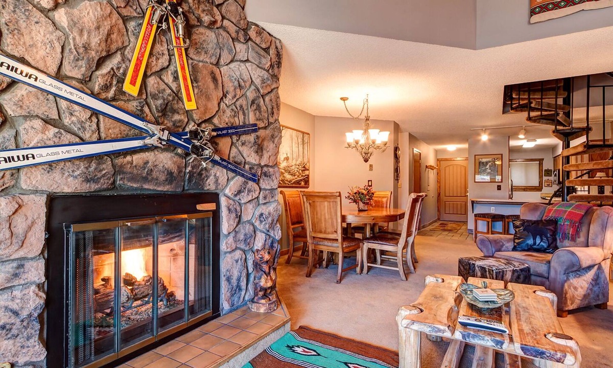 Historic District Condo | Ski-in Breckenridge Condo with On-Site Hot Tubs, 1 Block to Downtown, Stunning V