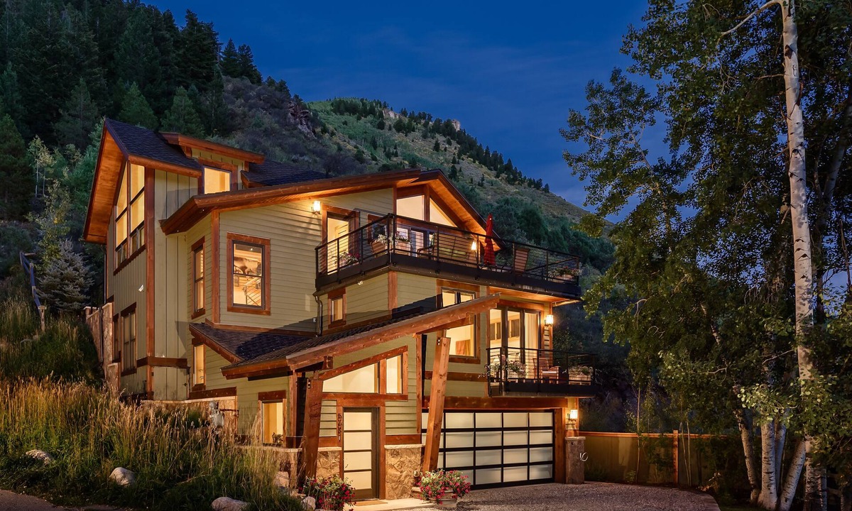 Minturn House | Ski in Home on Minturn Mile, Luxury 4 Bedroom 4.5 Bathroom with 2 car garage