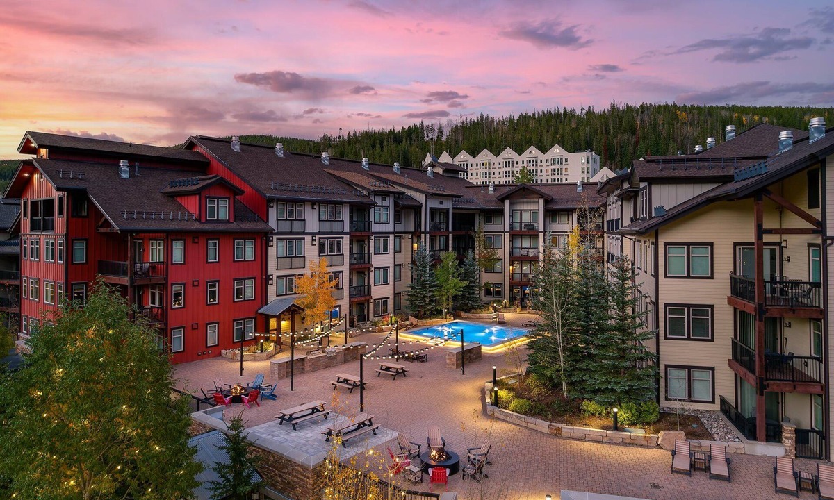 Winter Park House | Ski In Out Condo 4283 I Huge Hot Tub I Great Views I Heated Garage I Discounted Attractions