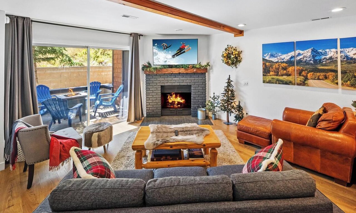 Big Bear Lake Condo | Ski In Ski Out at Bear Mountain by Destination Big Bear:2 BR Condo! Patio w/FIRE PIT! Community HOT TUB/PickleBall/Tennis/Basketball Courts! Walk to Bear Mountain Golf Course & National Forest Trails!
