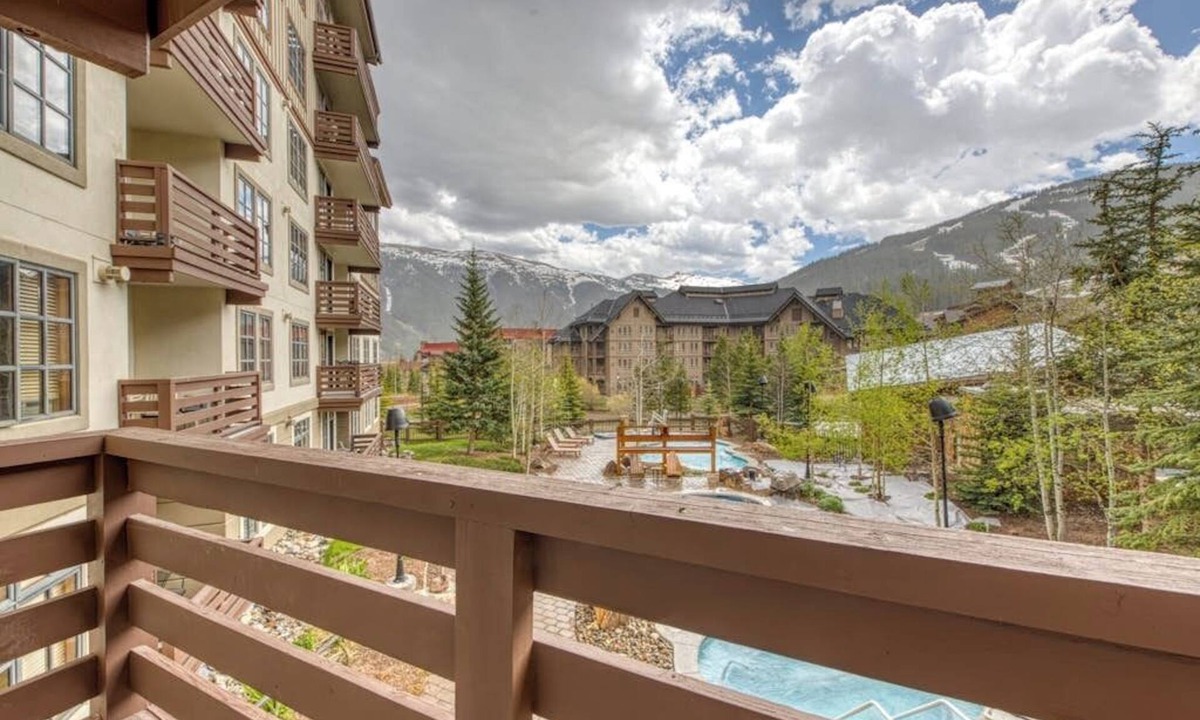 Copper Mountain Village Condo | Ski-view condo with hot tub & fitness room - walk to lifts & dining