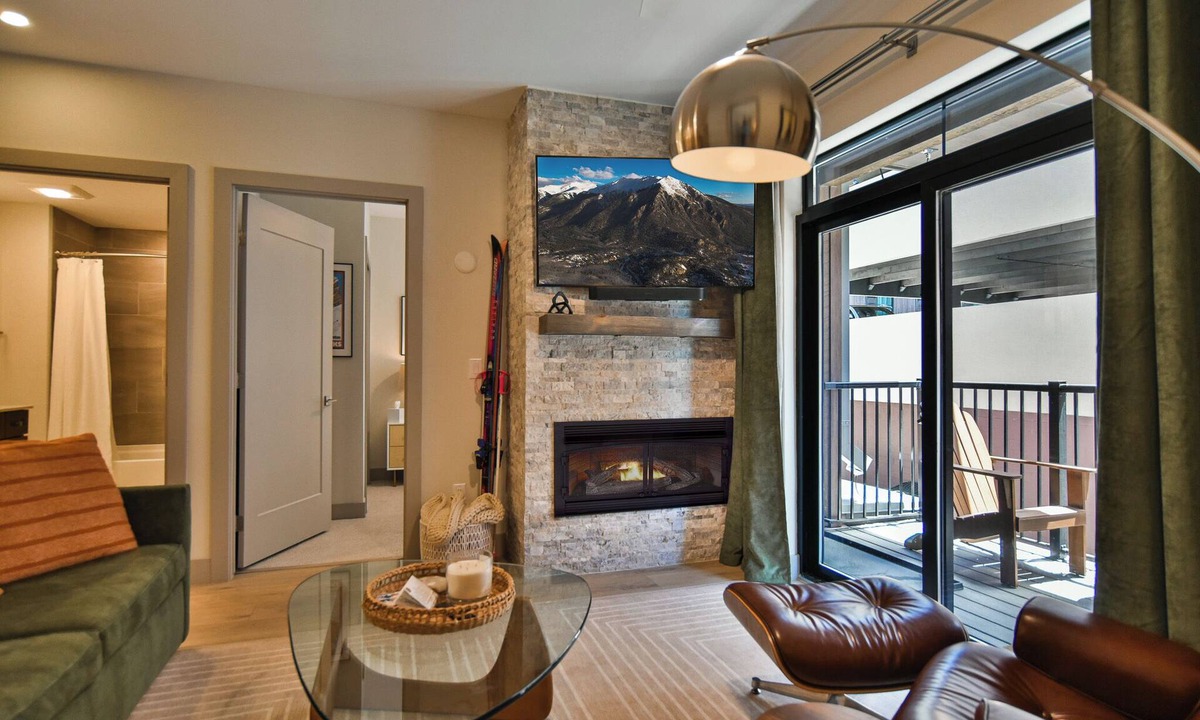 Silverthorne Condo | Skywalk Flats Amphitheater Retreat: Downtown, Rooftop Hot Tubs