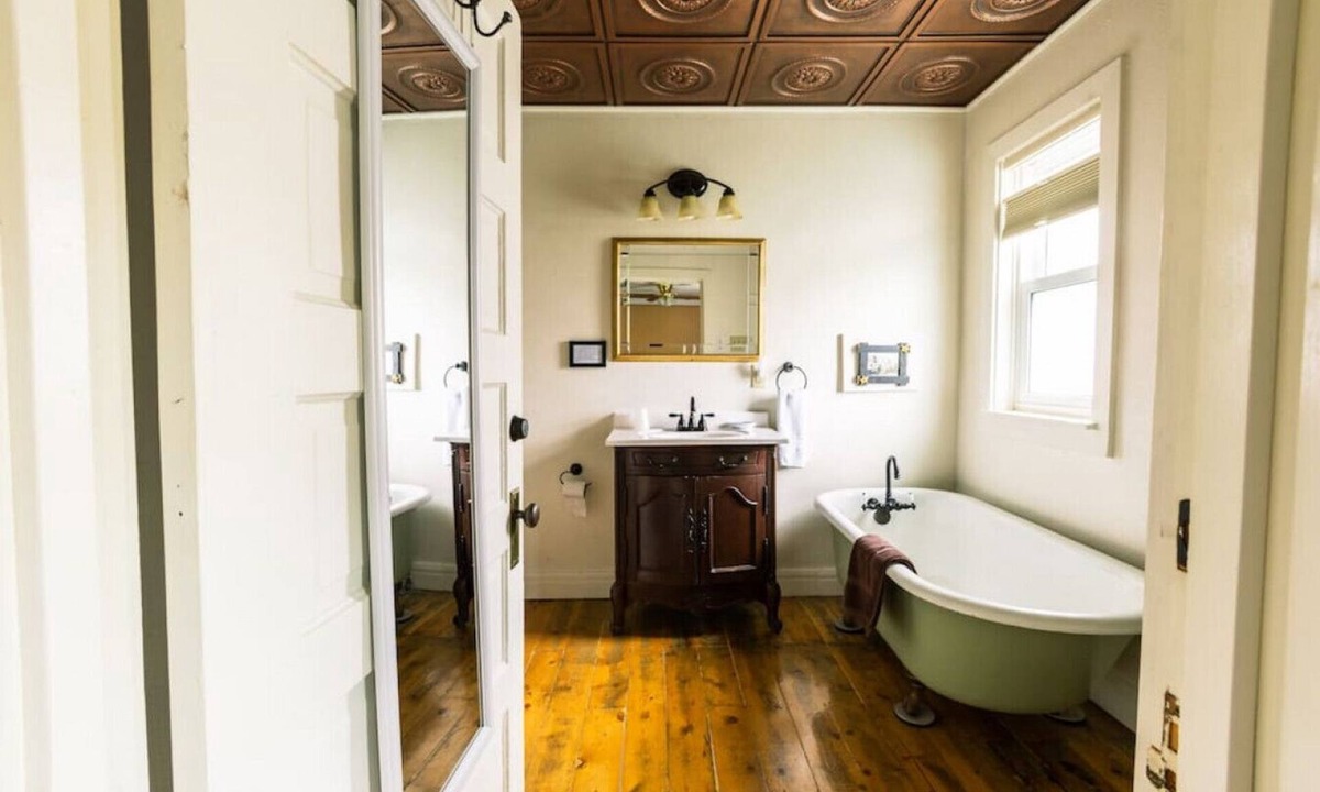 Centennial Apartment | Sleep up to 4 - King Suite in Historic Centennial Hotel