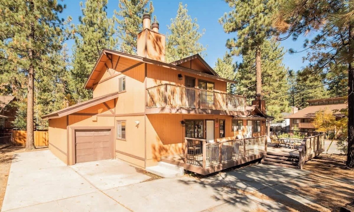 Summit Estates Ski Chalet | Slopeside Cabin B Game room W Hot tub