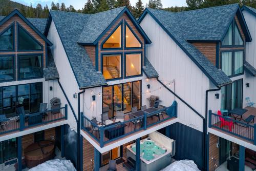 Old Town House | Slopeside Villa 135 I Private Hot Tub I Great Views I Activity Program