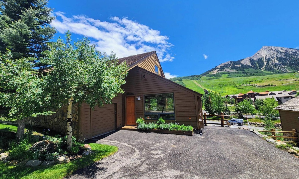 Mount Crested Butte House | Snowmass Villas | Luxurious 4 bedroom Townhome | Close to Lifts | View of Mt. CB