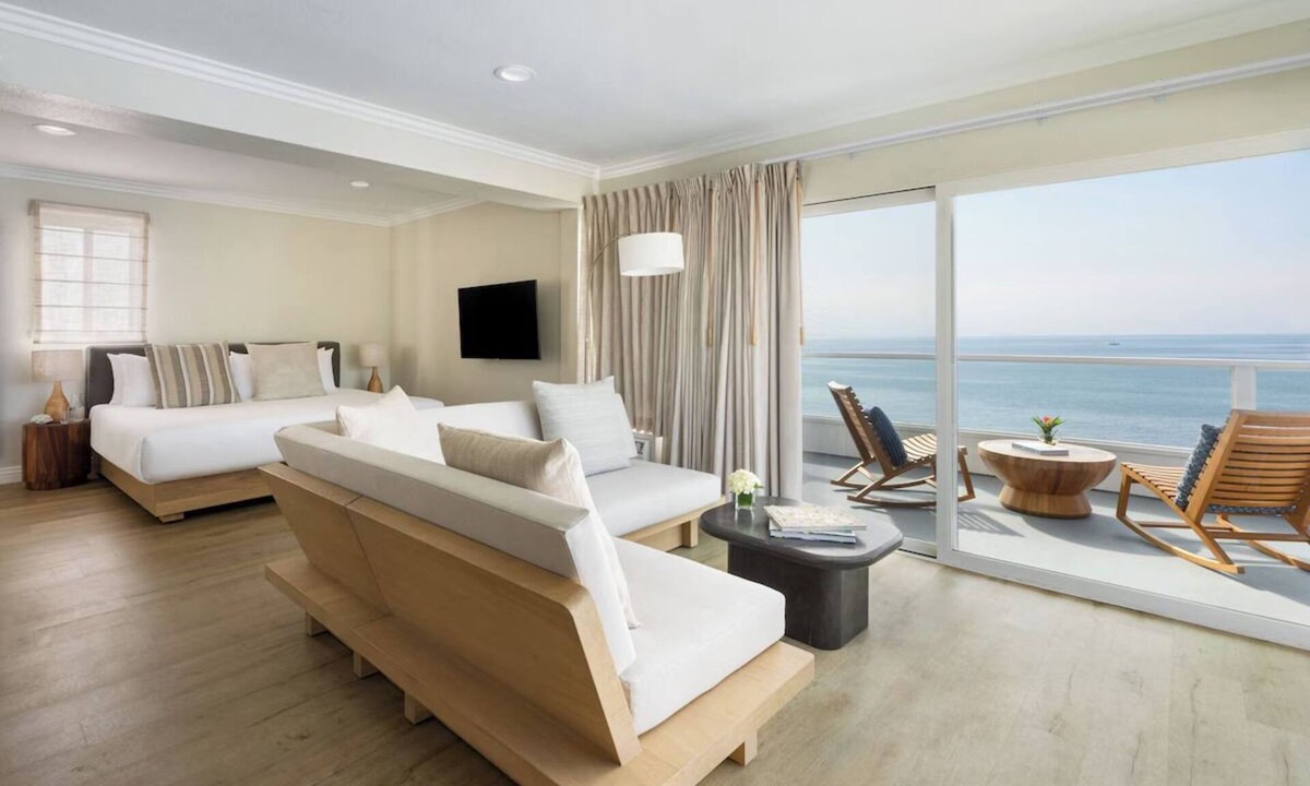 Laguna Beach Hotel | Soak Up Sun with Beach Loungers, Outdoor Pools & Walks to Laguna Art Museum
