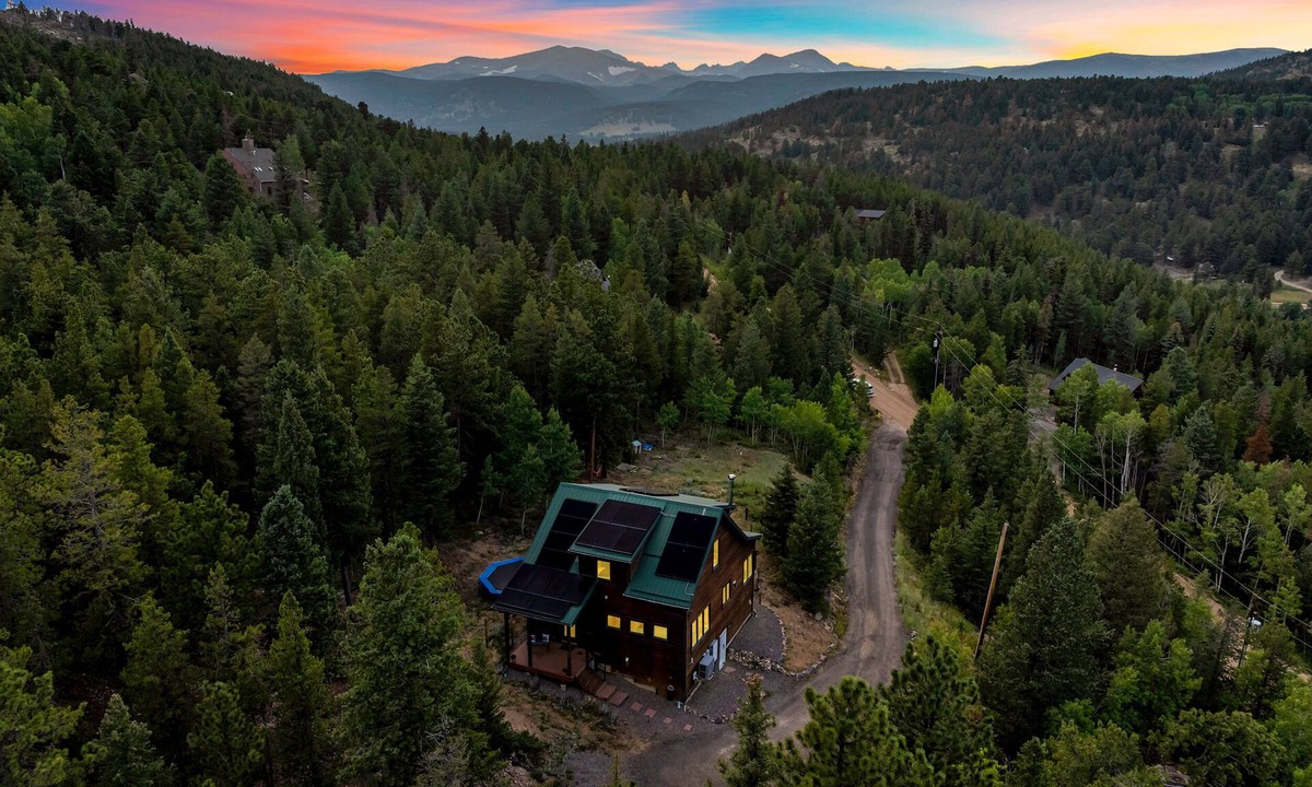 Nederland Cabin | Solar pwd Peaceful Mtn Retreat~fire pit~Ev charger~cornhole~foosball~starlink~AC