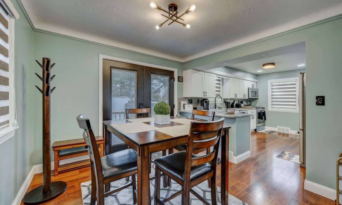 South Euclid House | South Euclid Home 10 Minutes to Cleveland Clinic
