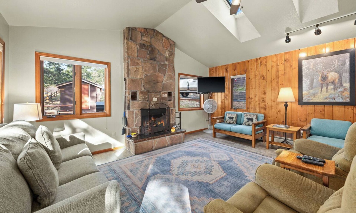 Estes Park Cabin | Spacious 1-bedroom cabin with king bed in Estes Park close to RMNP!