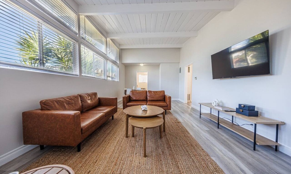 Beverly Hills Apartment | Spacious 2-Bedroom Apt in Beverly Hills Residential Area