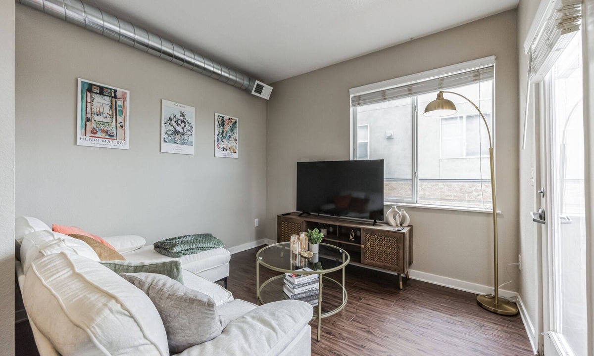 North Broadway - Holiday Apartment | Spacious 2 Story Apt, Gym, Garage, King Bed, 11209