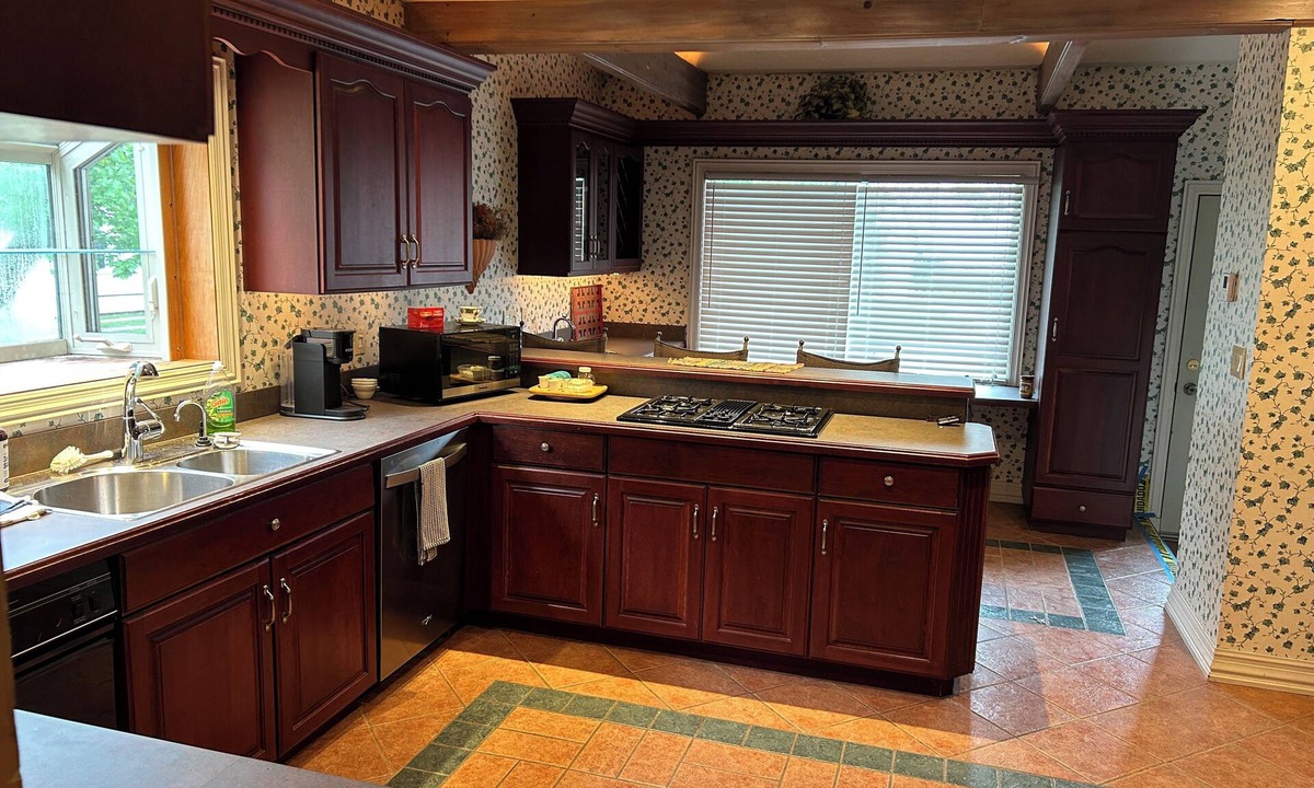 Lorain County House | Spacious 4-bdrm house & Lake view sitting area in backyard & lake access nearby