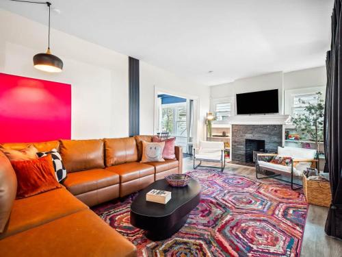 Cuyahoga Falls House | Spacious 4 Bedroom Sleeps 10 with Sauna and Hot Tub
