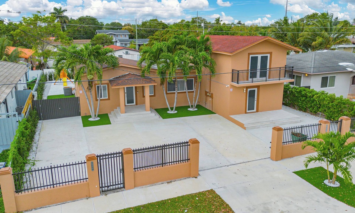 Fontainebleau Villa | Spacious 4-bedroom villa in fabulous Miami with cool AC
