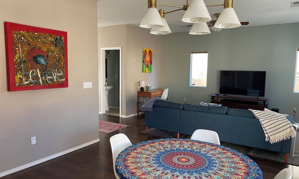 Parkway House | Spacious 4bd/3.5 bath house, Quiet Albuquerque Neighborhood