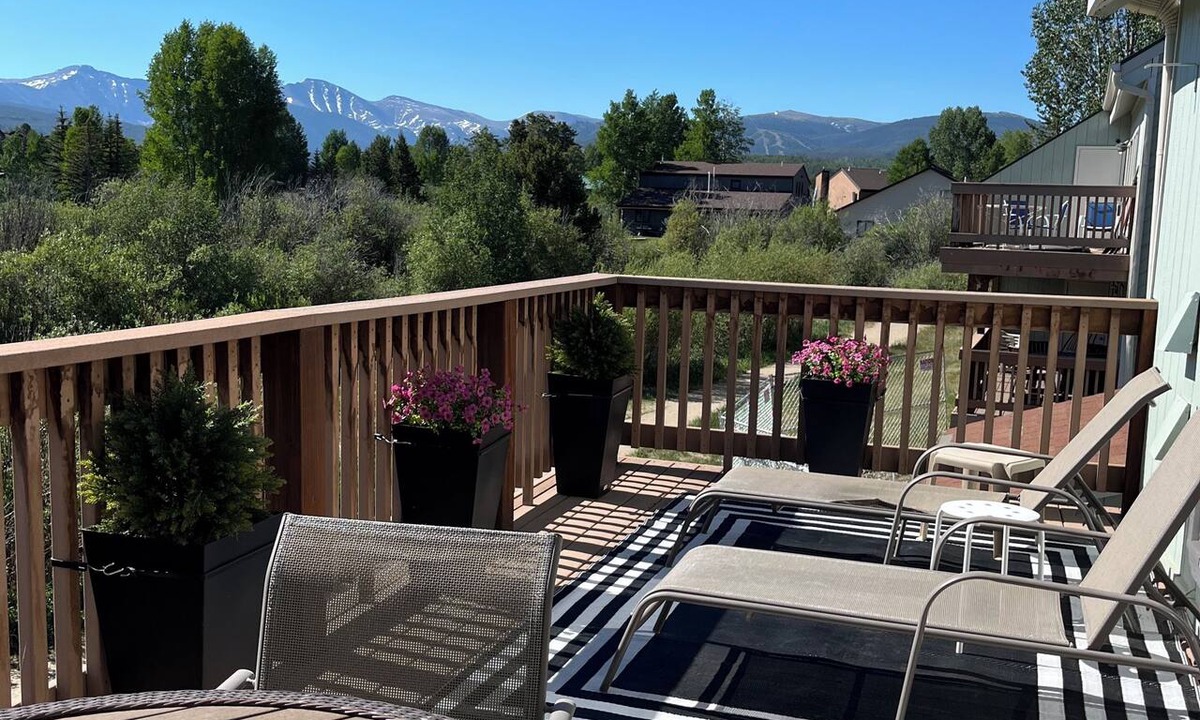 Fraser Condo | Spacious, 4BR Group Retreat , Fireplace, Deck with Views, RMNP
