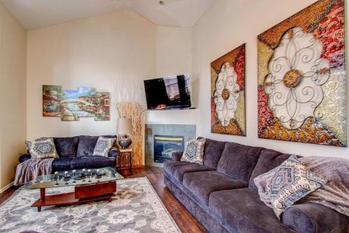 Southeast Colorado Springs House | Spacious 4BR with EV Charger and Hot Tub