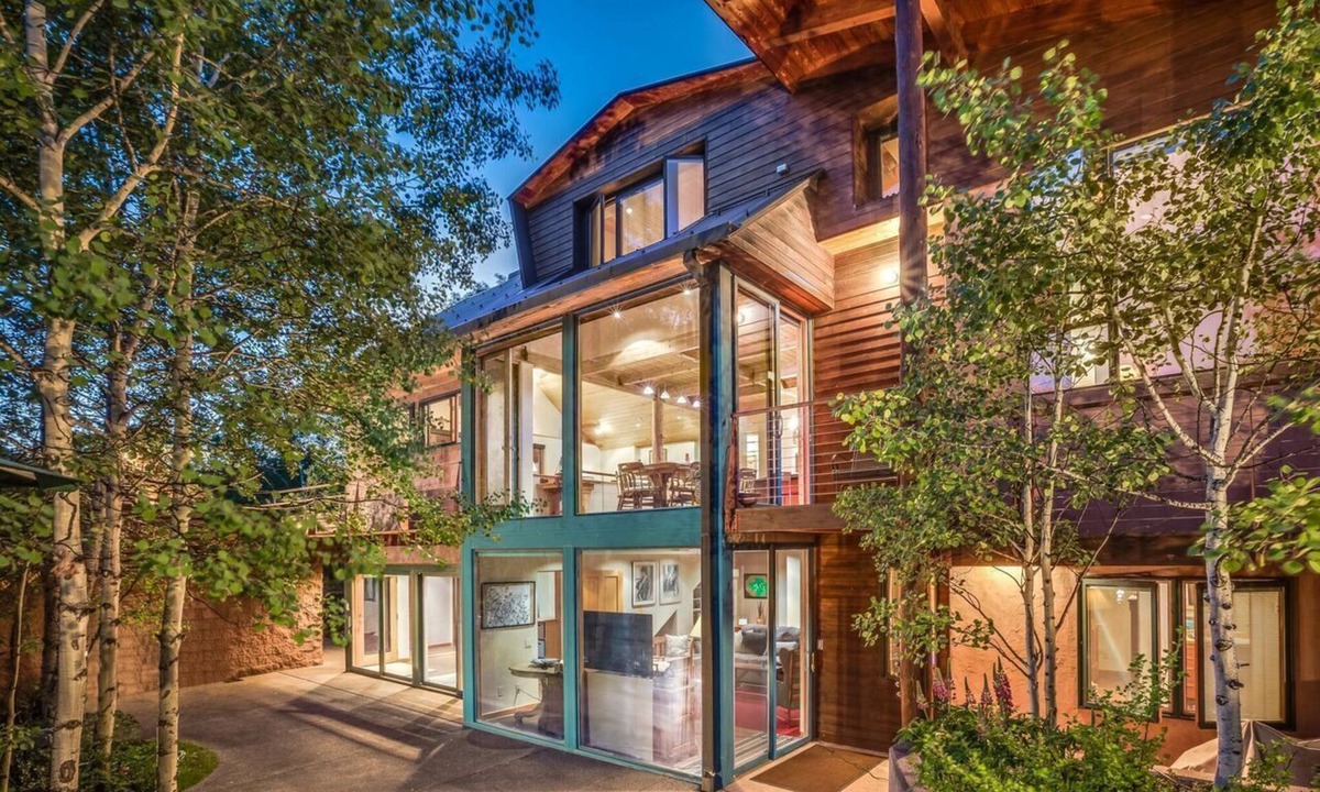 Knollwood House | Spacious Aspen Retreat, Mtn & Valley Views, Quiet Location, One Mile from Core.