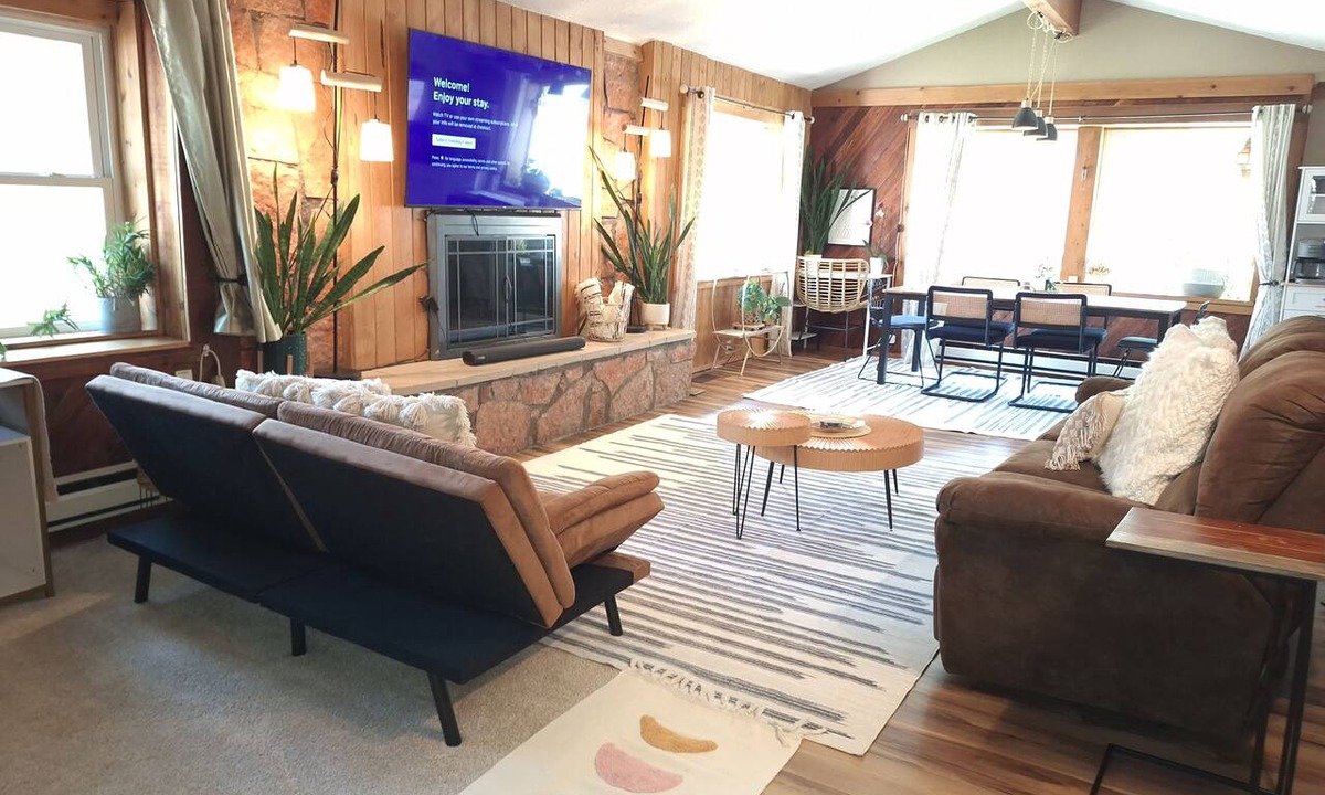 Cascade-Chipita Park Cabin | Spacious Creekside Cabin Private hot tub 360° mountain views