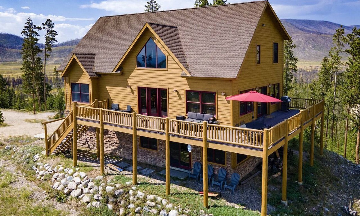 Grand Lake Cabin | Spacious Cabin with Foosball Table and Jacuzzi in Grand Lake, Colorado