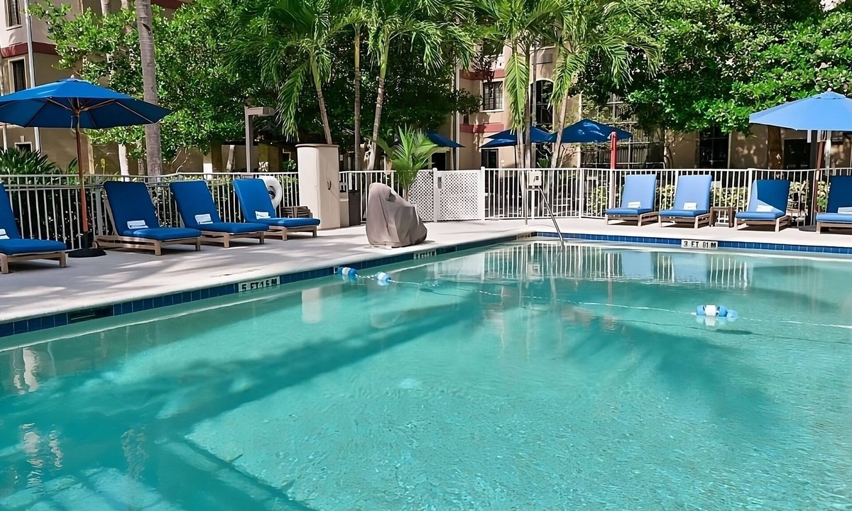 Plantation Apartment | Spacious Good-Value Suite w/Kitchen! FREE Breakfast, Outdoor Pool!