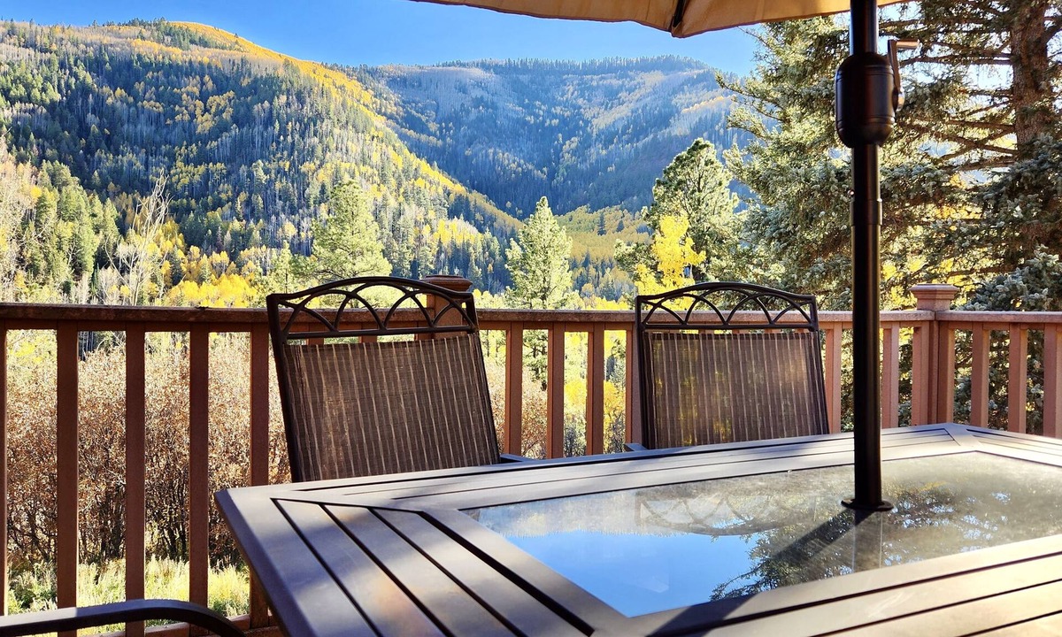 Dolores House | Spacious Lodge with Spectacular Views and Nearby Attractions