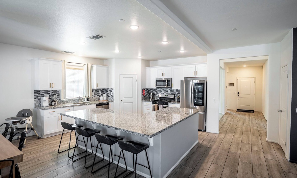 Lancaster House | Spacious Luxury Getaway. Pool&Spa. EV Charge