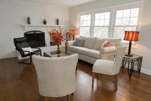 West Freehold House | Spacious Modern Home in West Freehold