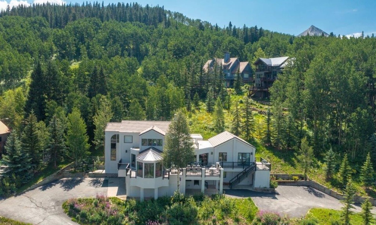 Mount Crested Butte House | Spacious Mountain Manor with 9 bedrooms, 11 baths and Hot Tub