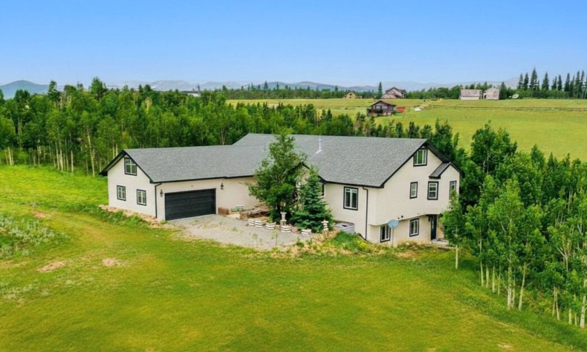 Michigan Hill House | Spacious Ski Chalet W Indoor Hotub, Views & Sep Private Suite!