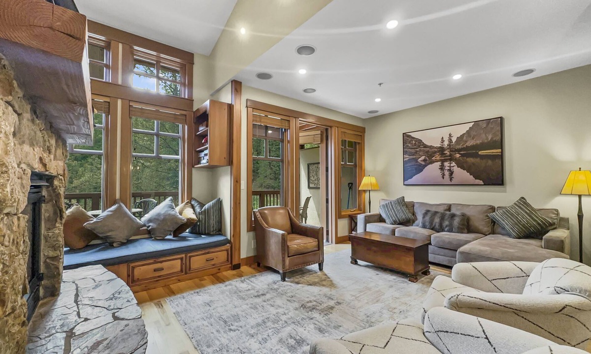 Copper Mountain Village House | Spacious Town Home, Short Walk to Lifts, Private Hot Tub 144C