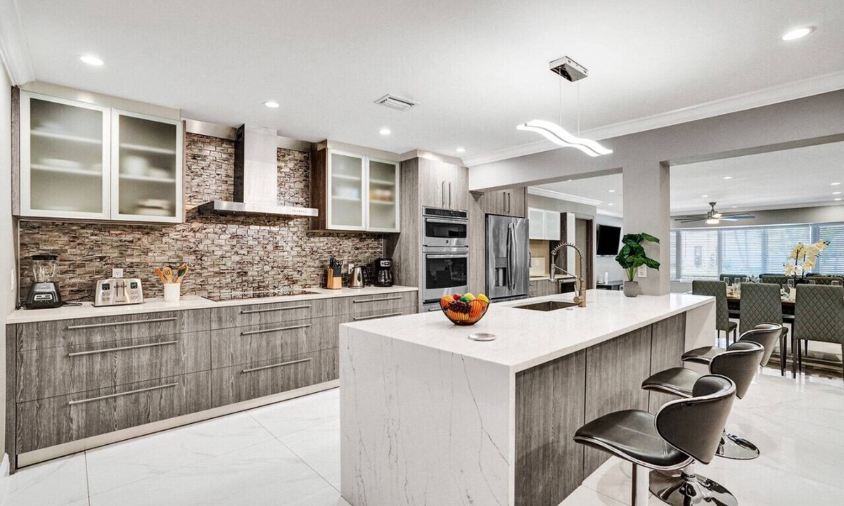 South Lake Villa | Spectacular 5BR/5BA Villa in Hollywood Lakes