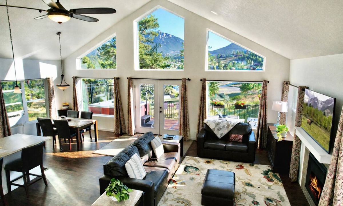 Sunny Hills House | Spectacular Views in Forest Setting-Coaster Passes-HotTub-Fireplace-King Bed-AC